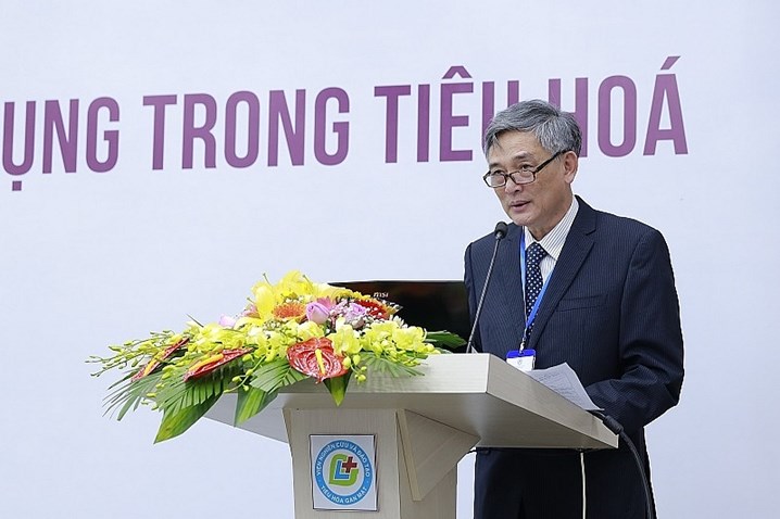 GS.TS Đào Văn Long, Chủ tịch hội đồng quản lý Viện Nghiên cứu và Đào tạo Tiêu hóa, Gan mật phát biểu tại hội nghị.