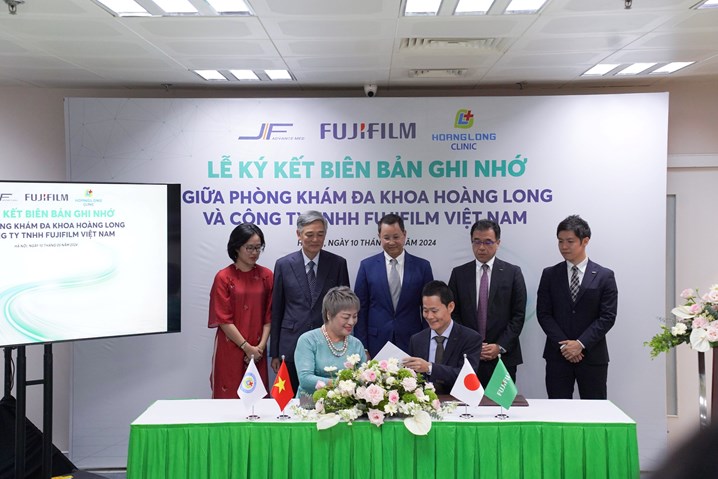 Chủ tịch HĐQT Hệ thống Y tế Hoàng Long - Bà Phạm Thị Việt Hoa cùng Tổng Giám đốc Tập đoàn FUJIFILM - Ông Mamoru Morota ký kết biên bản ghi nhớ  
