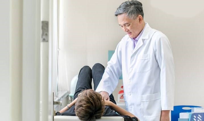 Ảnh: GS.TS Đào Văn Long đang khám cho bệnh nhân viêm gan B