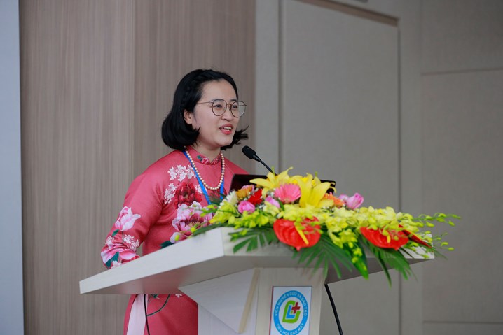 Bác sỹ Hằng phát biểu tại hội nghị