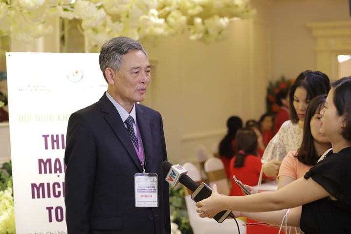 GS.TS Đào Văn Long trình bày báo cáo khoa học tại hội nghị.