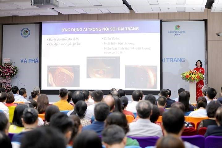 Ảnh: TS.BS Đào Việt Hằng trình bày về ứng dụng trí tuệ nhân tạo trong nội soi đại tràng