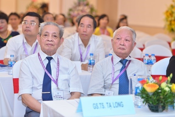 GS, TS Tạ Long (bên trái) và GS, TS Nguyễn Khánh Trạch (bên phải) tại hội thảo