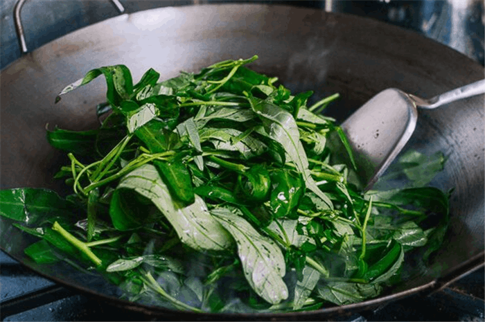 Rau muống là loại rau phổ biến trong bữa ăn của người Việt